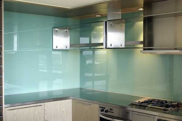Kính màu ốp bếp đẹp đẽ và ấm áp cho Tết sum vầy